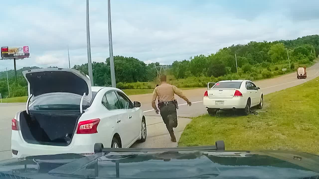 Woman flees after tire change video