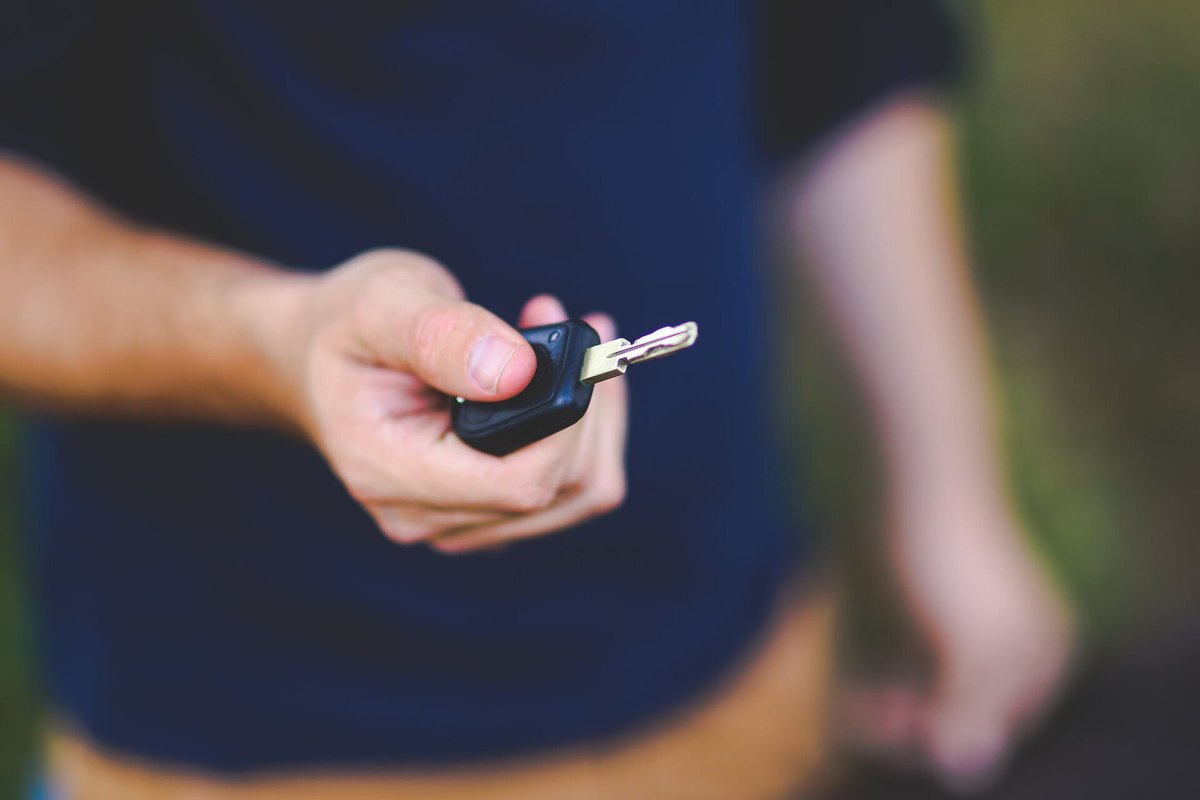 Handing over vehicle keys after completing purchasing contract