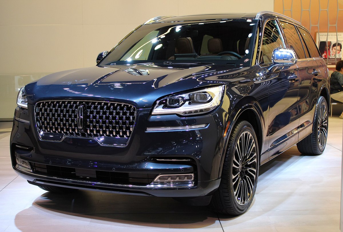 Lincoln Aviator luxury SUV sharing vehicle architecture with Ford Explorer