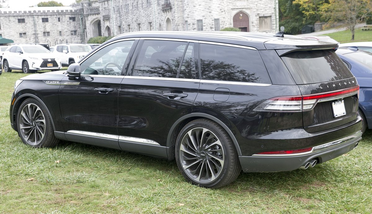 Lincoln Aviator Reserve rear side exterior illustrating structural seating layout