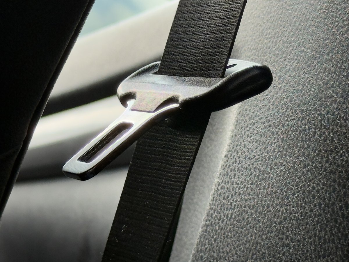 Car interior seat belt buckle installed in passenger seating row